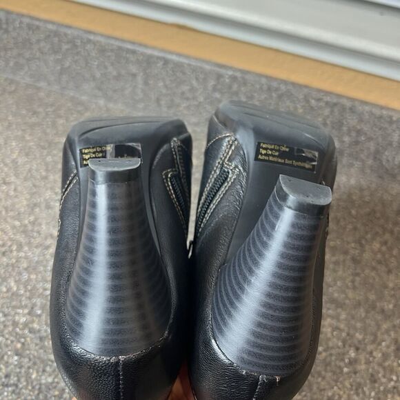 Clarks bendables Womens Size 7M Black Leather Mid Heels Zip On Ankle Bootie Pump - Picture 9 of 12